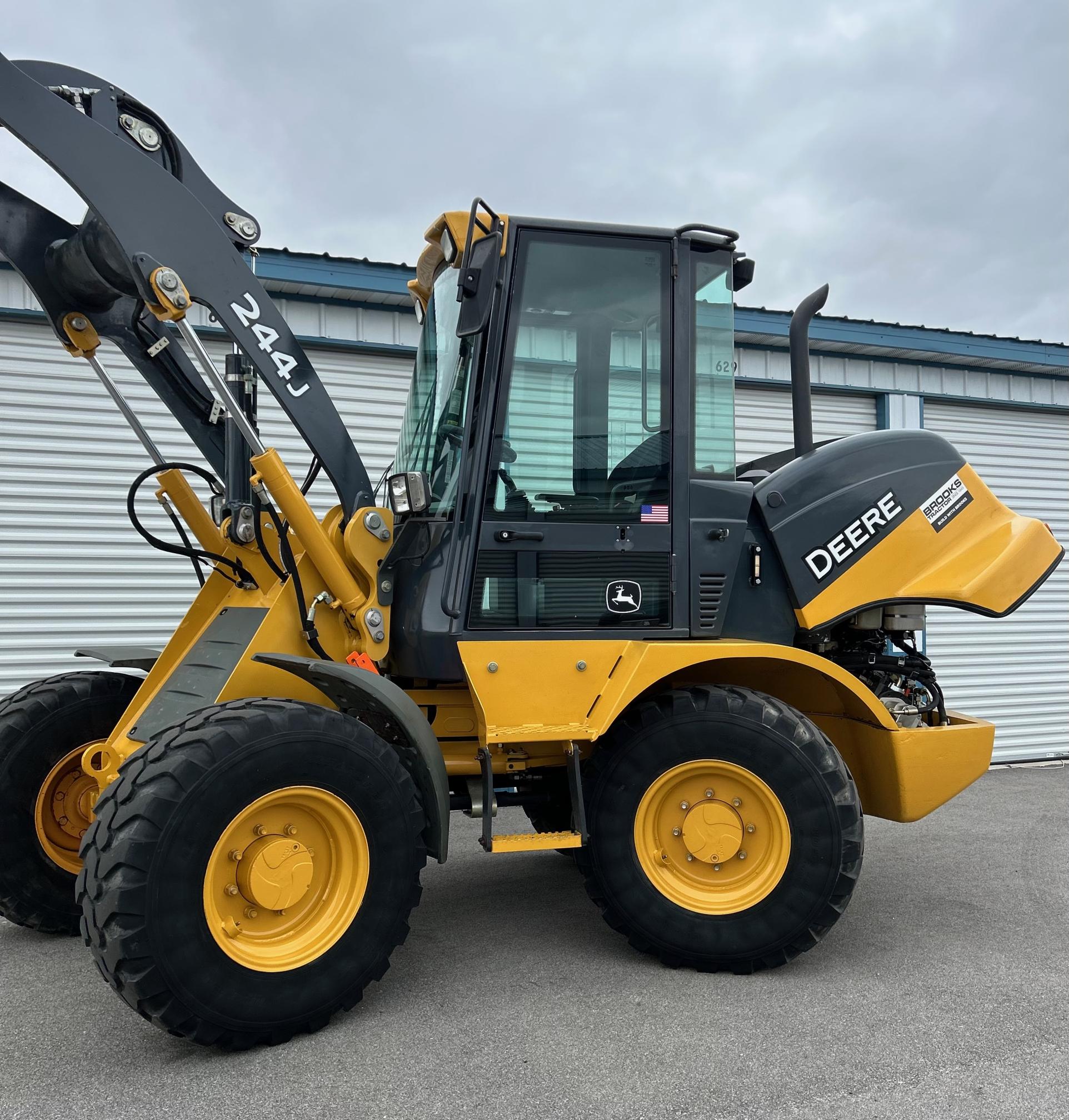 2014 DEERE 244J - Image 2